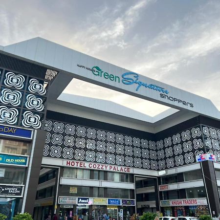 Hotel Cozzy Palace Surat Exterior photo