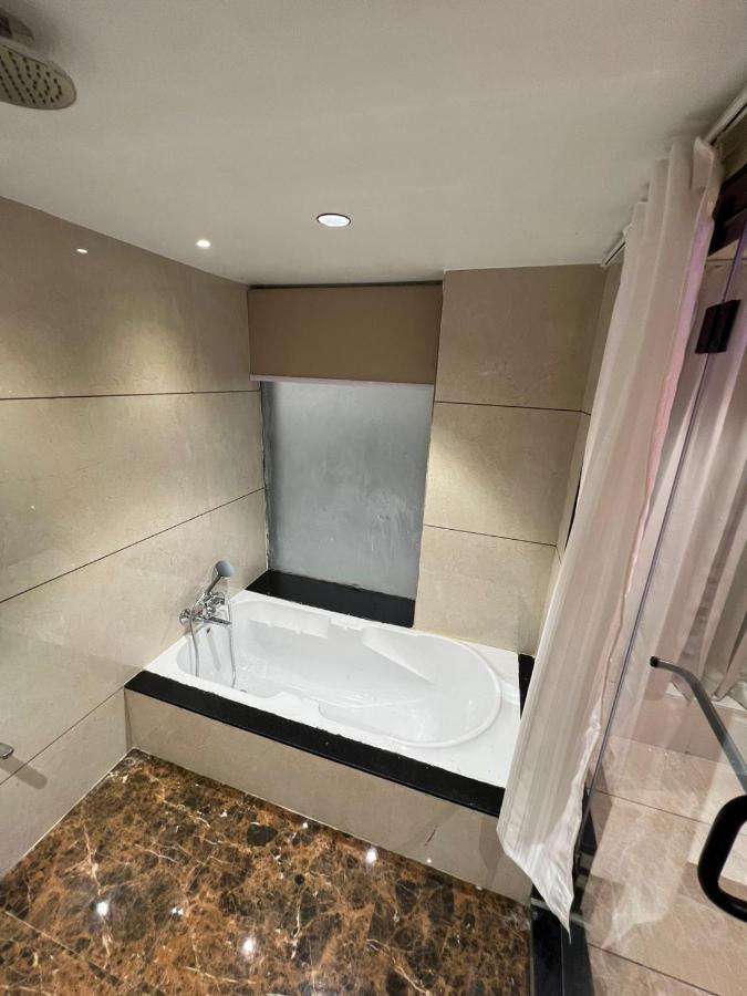 Hotel Cozzy Palace Surat Exterior photo