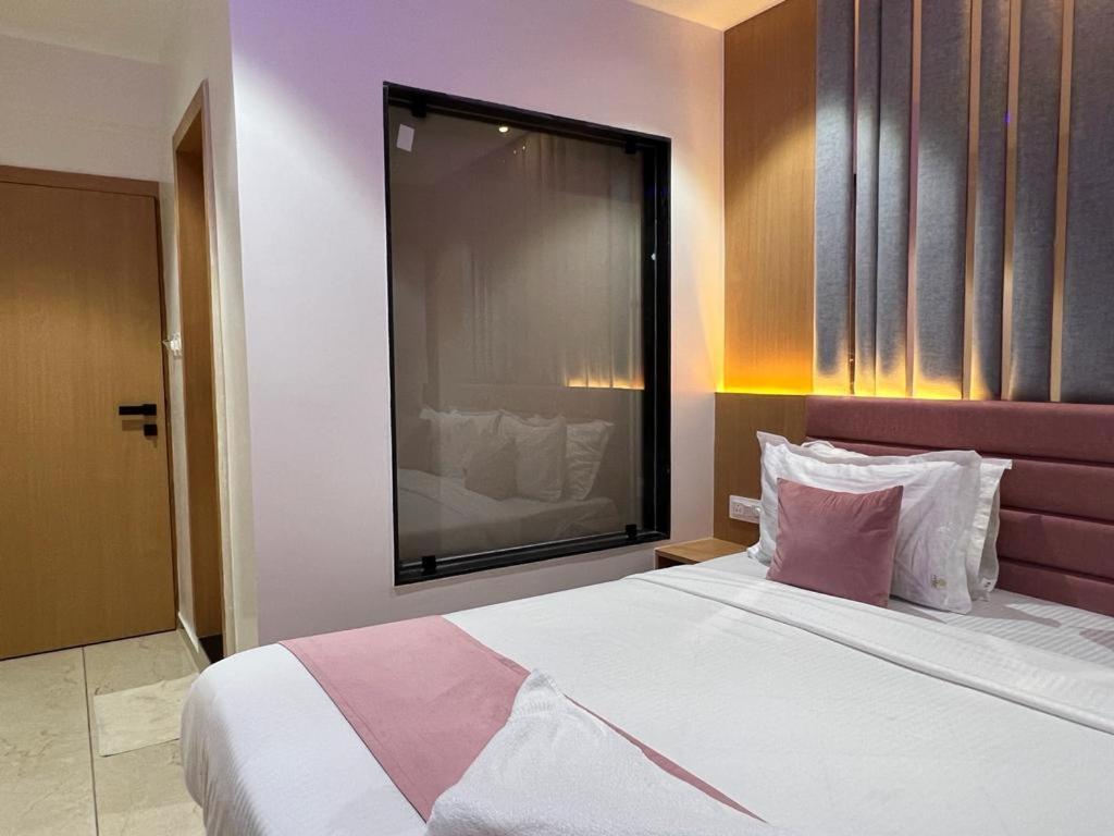 Hotel Cozzy Palace Surat Exterior photo
