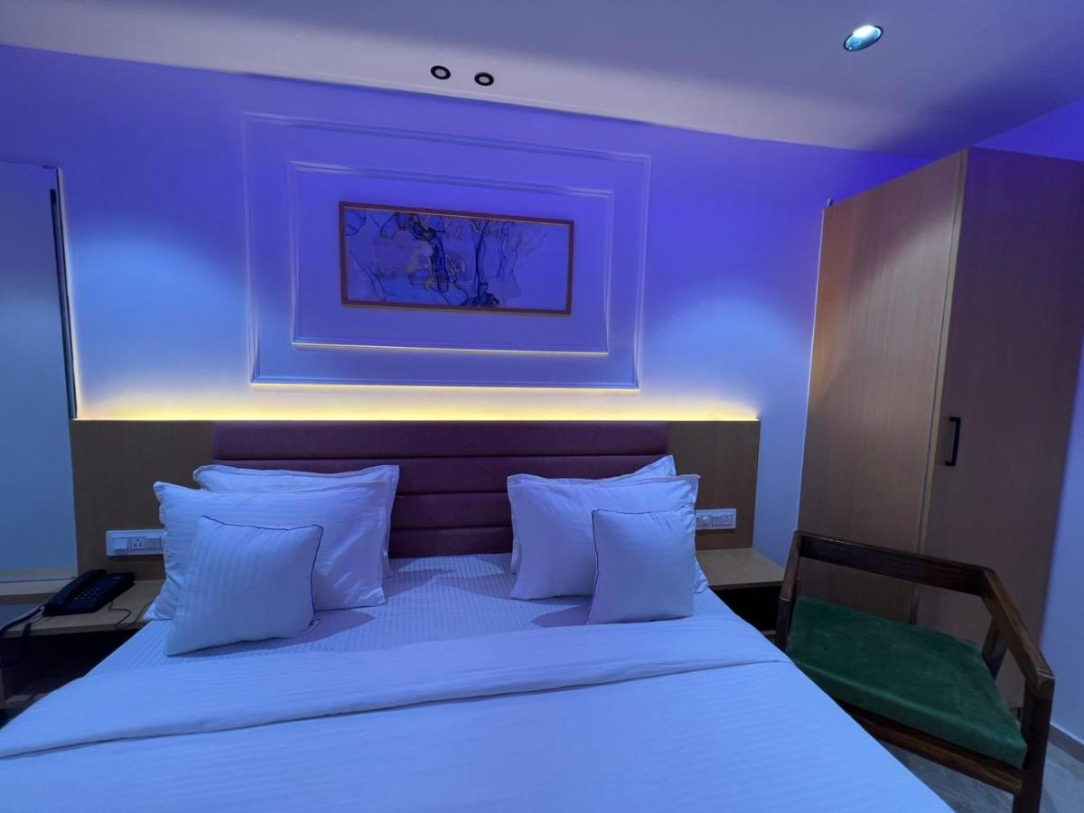Hotel Cozzy Palace Surat Exterior photo