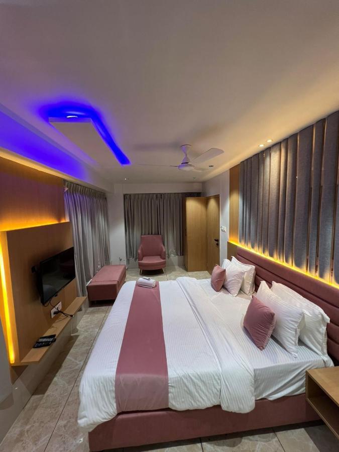 Hotel Cozzy Palace Surat Exterior photo